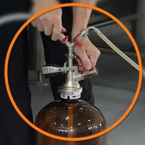 Devices to filling beer into plastic bottles or barrels