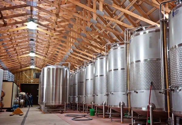 Elma şarabı üretimi için fermantasyon tankları