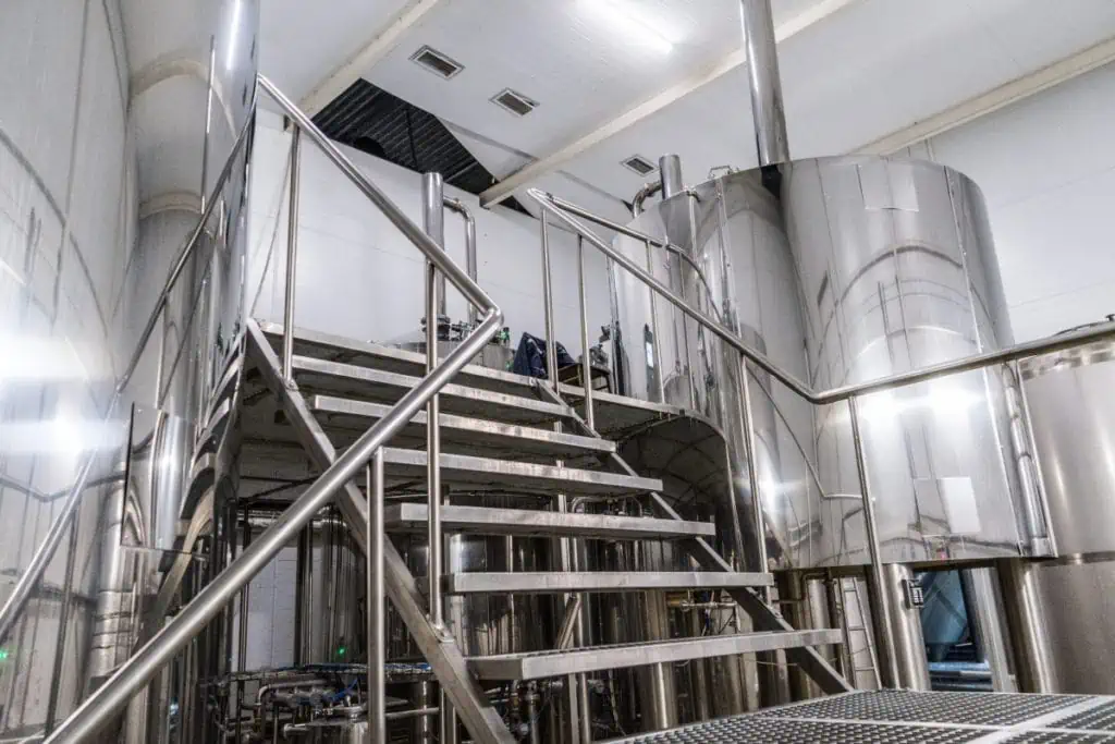 Промышленный пивоваренный завод Breworx Oppidum - лестницы и платформы